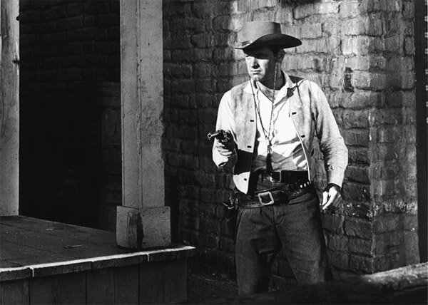 William Holden William Holden, le héros, qui trouvera la mort en faisant une chute, dans un état d'ivresse, tel, qu'il ne put appeler au secours .