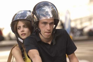 un été La grande soeur Kelly ( Willa Holland ) découvre l'Italie et l'amour