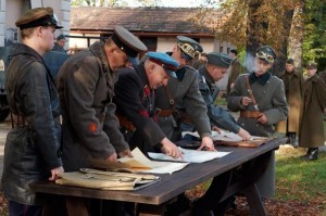 photo-Katyn-2007-42 Officiers russes et allemands , main dans la main pour détruire la Pologne